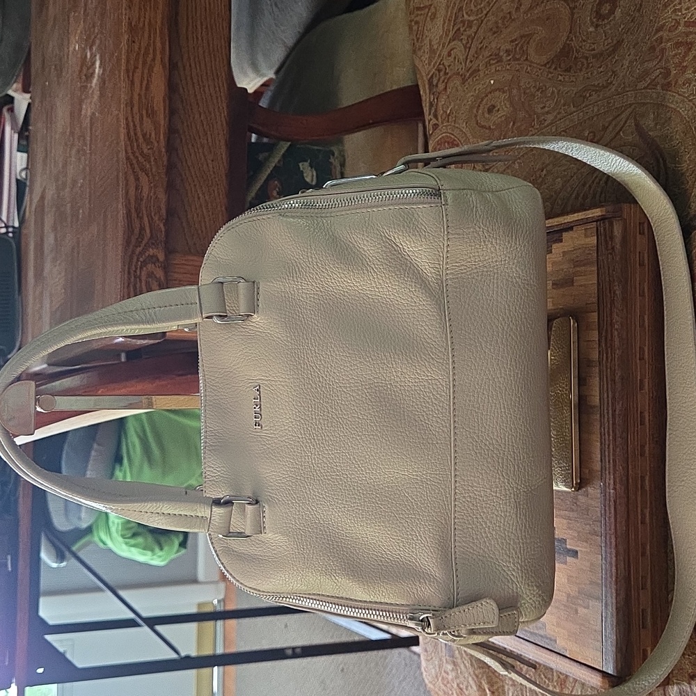 Furla Tan/beige Italian Leather large Shoulderbag Satchel Great Condition.